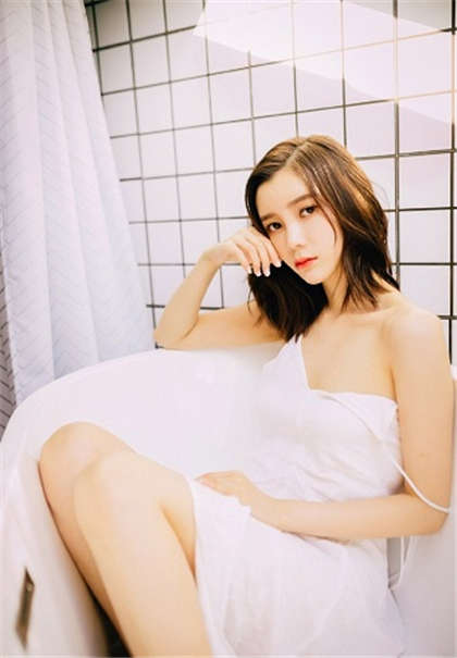 黄故事又长又污-男友开车到没人的地方爽一把_芳疗氧性