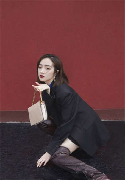 伸进她的短裙里揉捏-100篇经典短篇小黄文_芳疗氧性