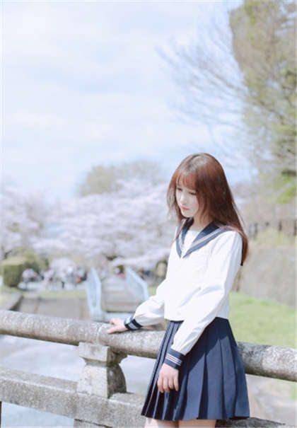 她跨坐在他的硕大上摇动-小东西你好湿透了_芳疗氧性