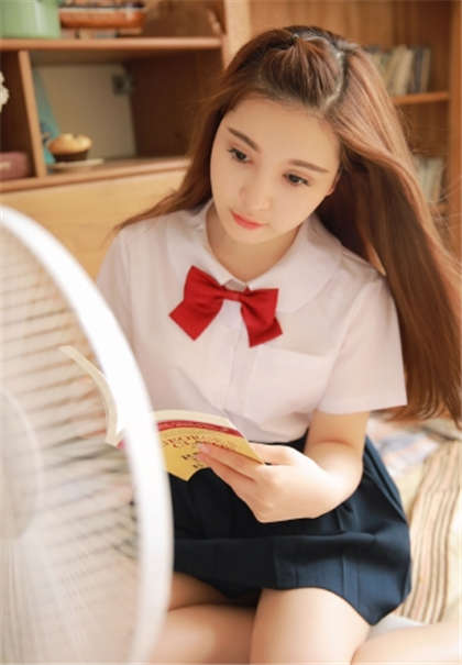 伸进她的短裙里揉捏-100篇经典短篇小黄文_芳疗氧性