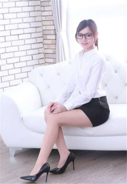 女朋友小米被老伯-强行亲吻我的嘴和胸部_芳疗氧性