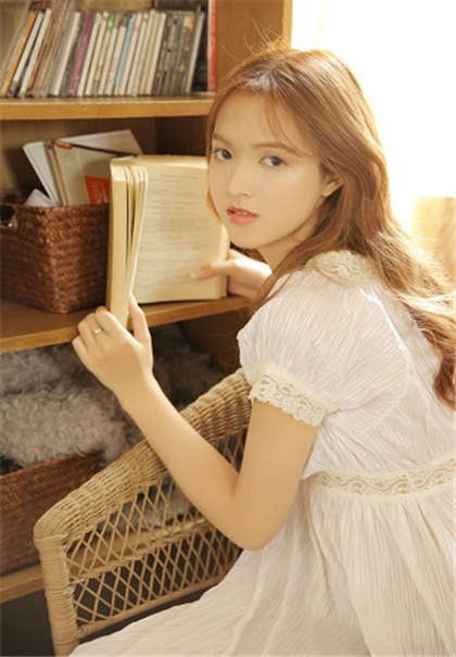 纯肉黄色小说-那次闺蜜被男朋友扒衣捏奶头_芳疗氧性