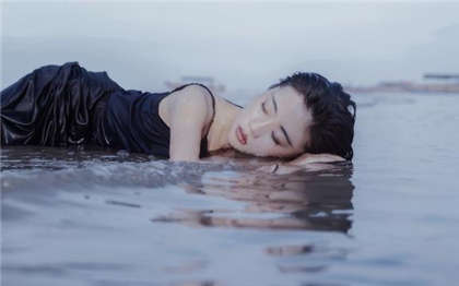 h文健身房吃奶-我和肥白的农村妇女大干了一场_芳疗氧性