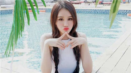 在教室和同桌那些污污的事-紫萱张开嫩腿校花被直入到流水_芳疗氧性