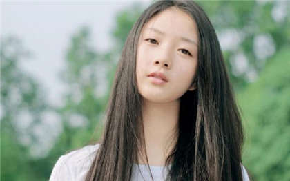 把她放在桌子上添她的下面-水很多是不是想要了_芳疗氧性