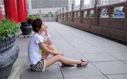 白洁公交车上-他用三根手指扣小骚穴_芳疗氧性