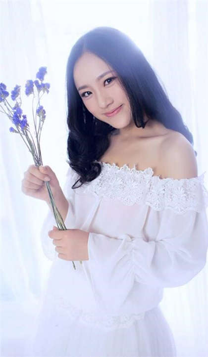 把她放在桌子上添她的下面-水很多是不是想要了_芳疗氧性