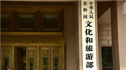 LABUBU和凯蒂猫双双拍摄电影：符号化IP向叙事化IP狂奔