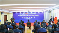 特朗普这番涉华回答，让拱火的主持人都语塞了