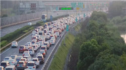 资本加码、生态卡位，谁夺人形机器人链主“铁王座”？